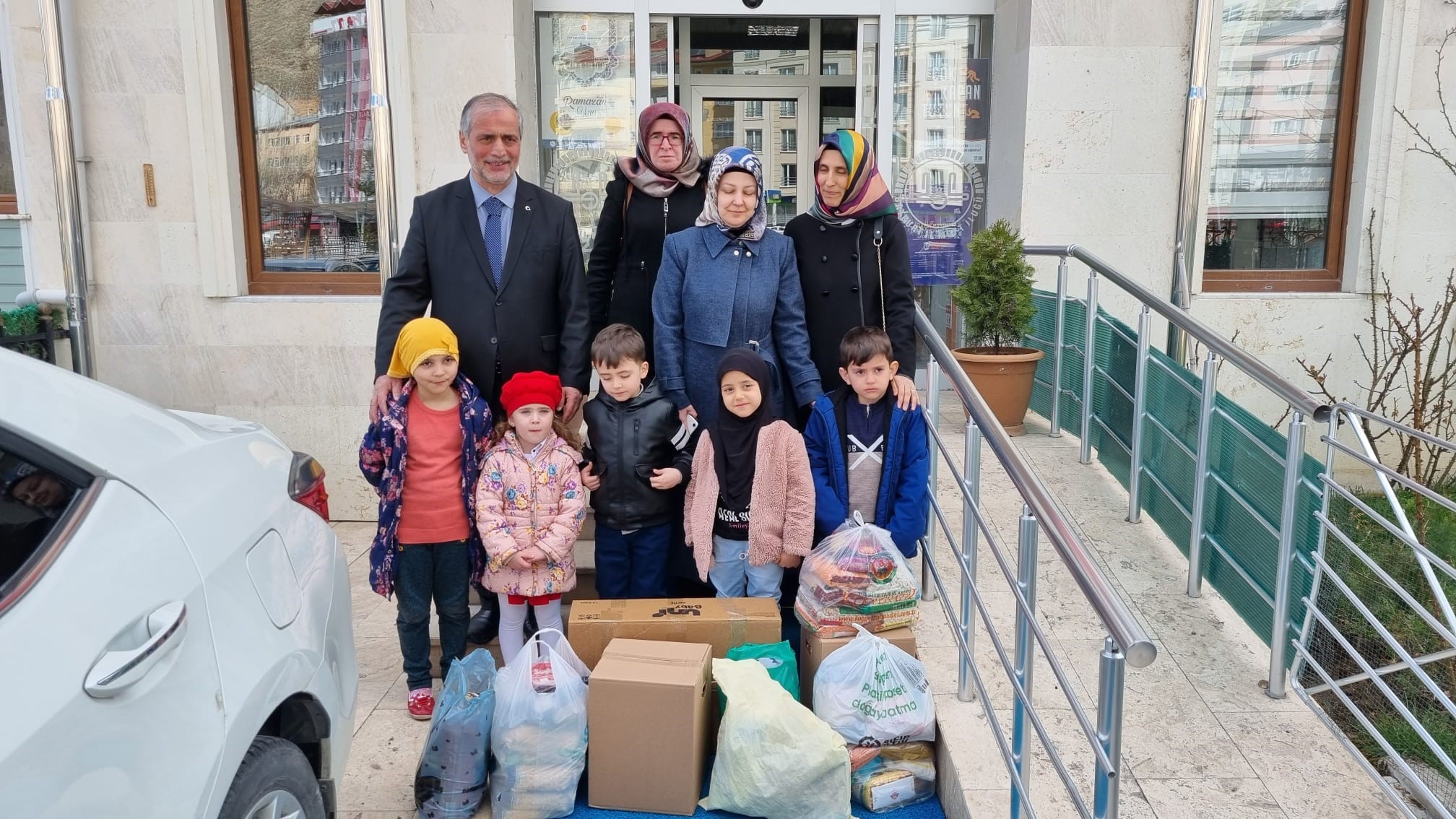 Bayburt'ta miniklerden yardım eli 