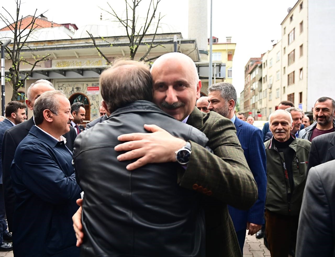 Bakan Karaismailoğlu'na Vakfıkebir'de coşkulu karşılama