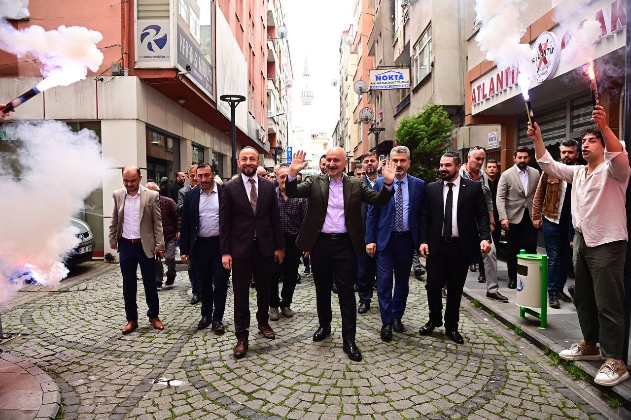 Bakan Karaismailoğlu'na Vakfıkebir'de coşkulu karşılama