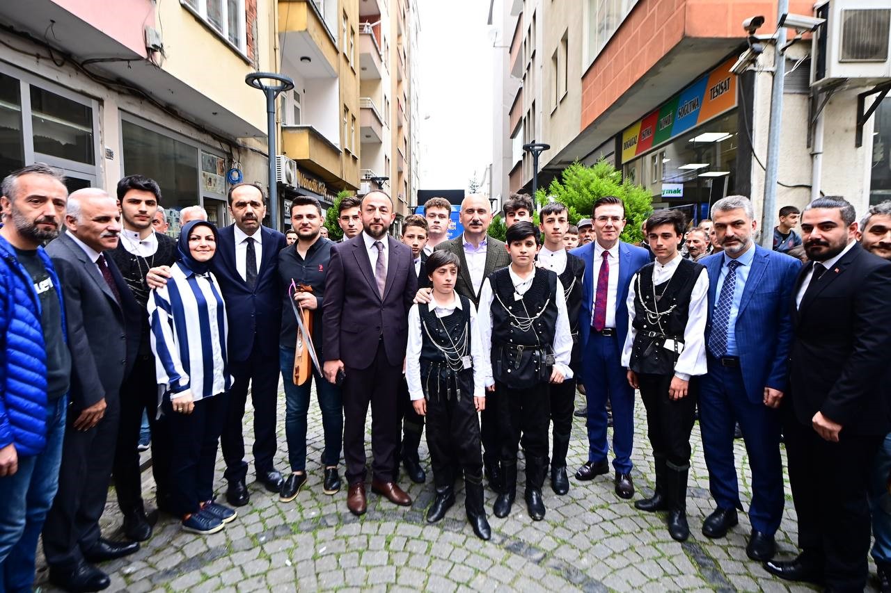 Bakan Karaismailoğlu'na Vakfıkebir'de coşkulu karşılama