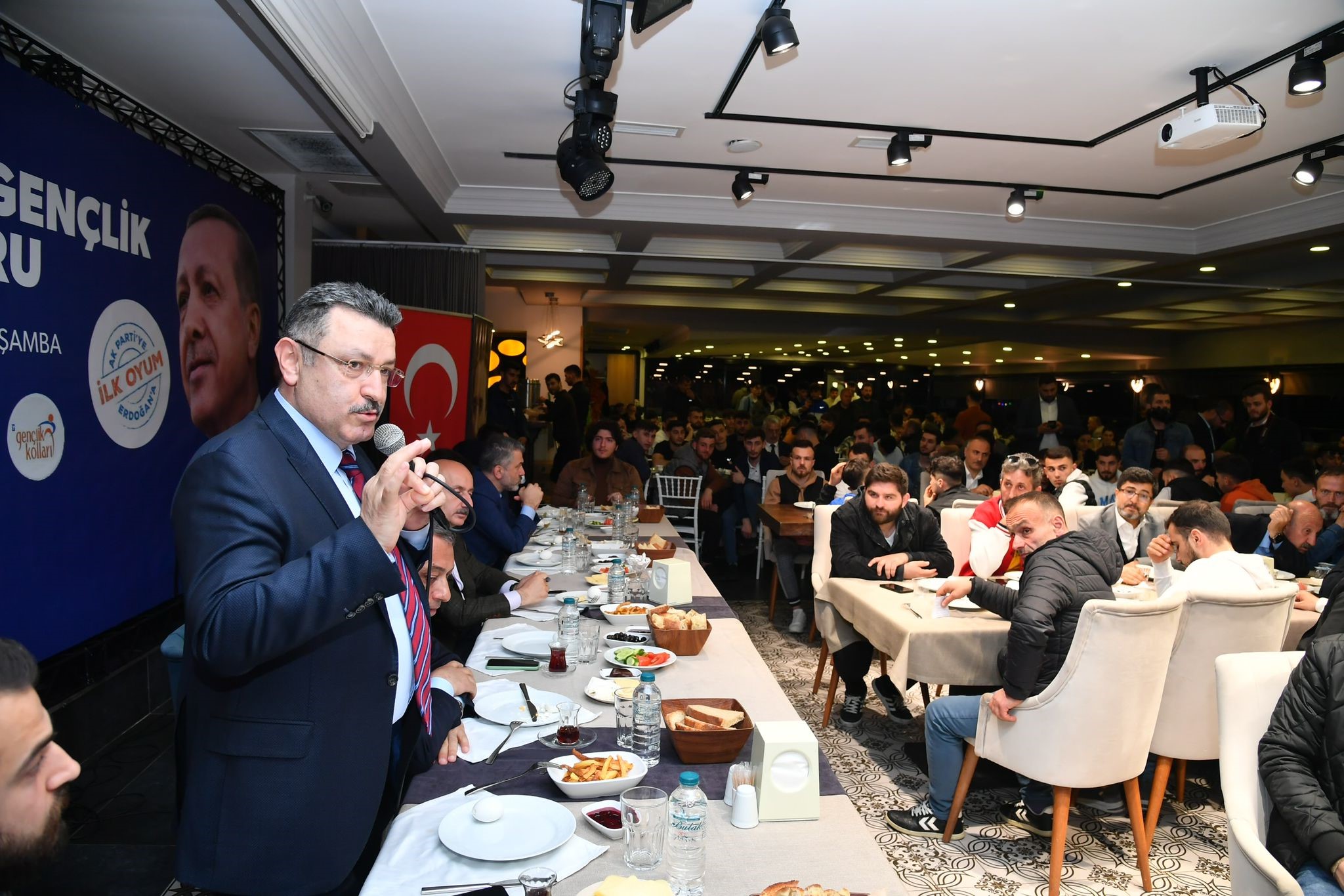 Başkan Genç gençlerle sahurda buluştu