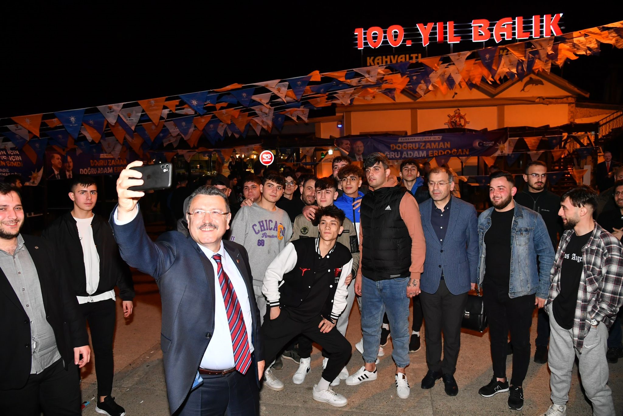 Başkan Genç gençlerle sahurda buluştu