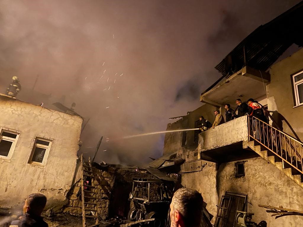 Bayburt'ta bir köyde yangın çıktı! Birçok ev ve ahır küle döndü!