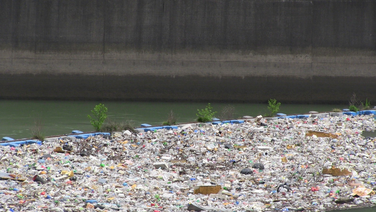 Artvin'de baraj suları çekildi! Kirli tabaka ortaya çıktı