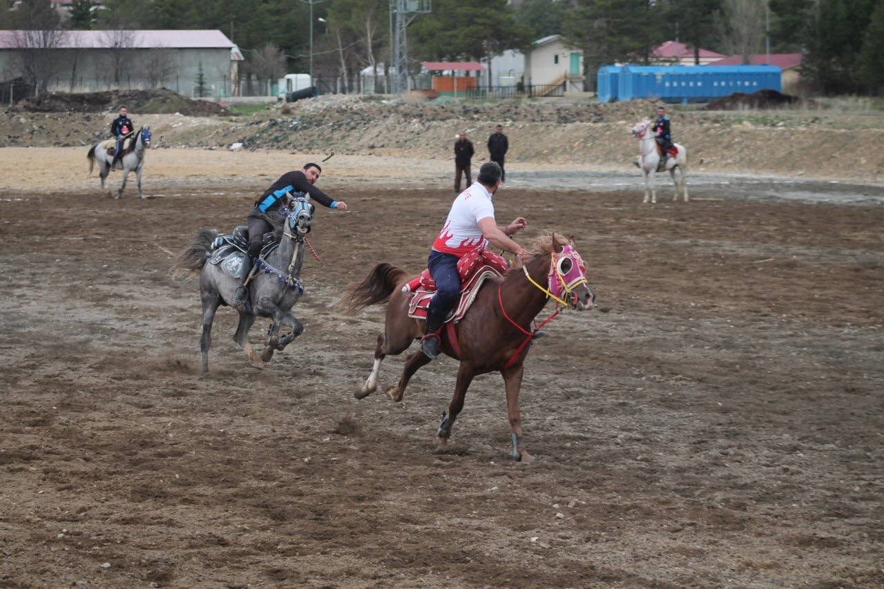 Bayburt'ta davul zurna eşliğinde bayram uğurlaması