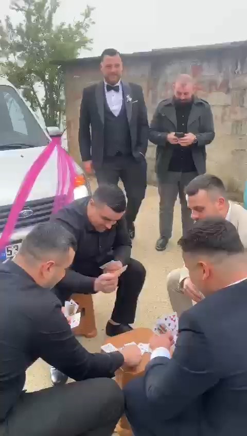 Rize'de eğlendiren anlar! Düğün konvoyunun önünü bakın nasıl kestiler