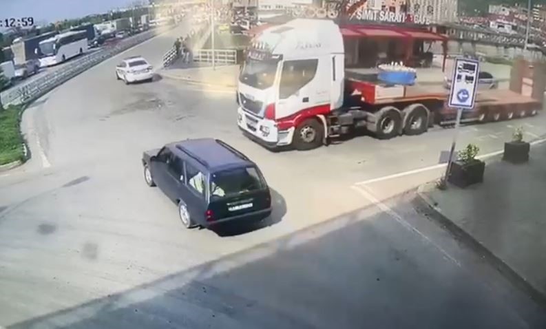 Artvin’de 3 kişinin yaralandığı kaza anı güvenlik kamerasına yansıdı