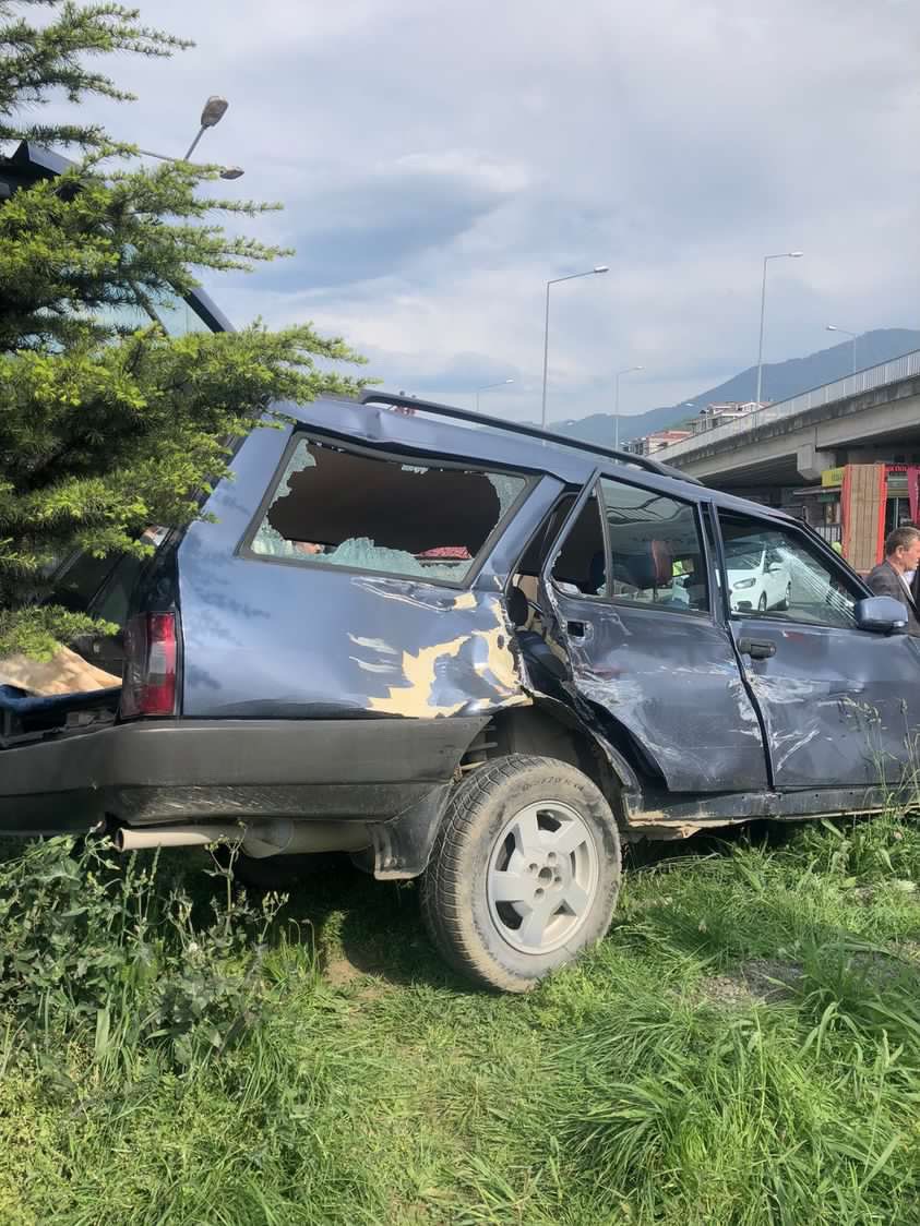 Artvin’de 3 kişinin yaralandığı kaza anı güvenlik kamerasına yansıdı