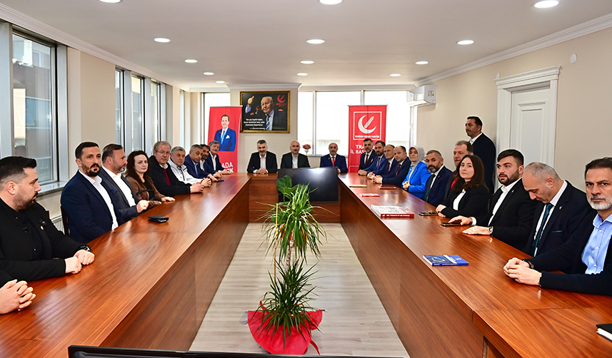 Bakan Karaismailoğlu Cumhur İttifakı’nın Trabzon temsilcileri ile bir araya geldi “Emin adımlarla yürüyoruz”