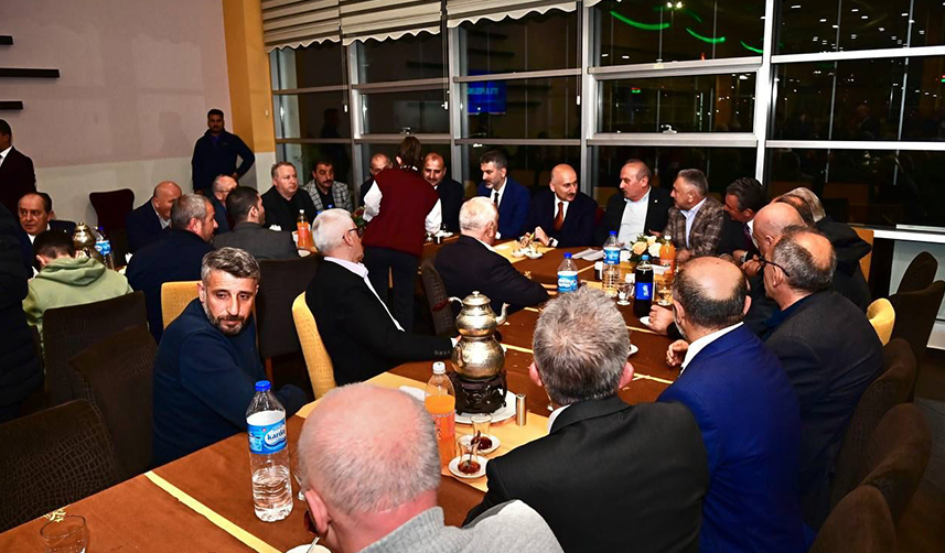 Bakan Karaismailoğlu Trabzon’da iftara yetişemeyen vatandaşlara yardım etti