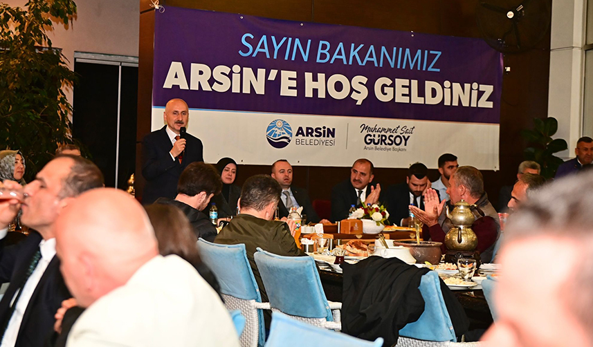 Bakan Karaismailoğlu Trabzon’da iftara yetişemeyen vatandaşlara yardım etti