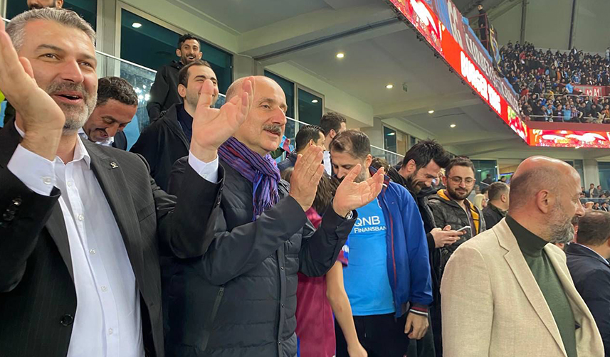 Bakan Karaismailoğlu Trabzonspor maçını kale arkasından izledi