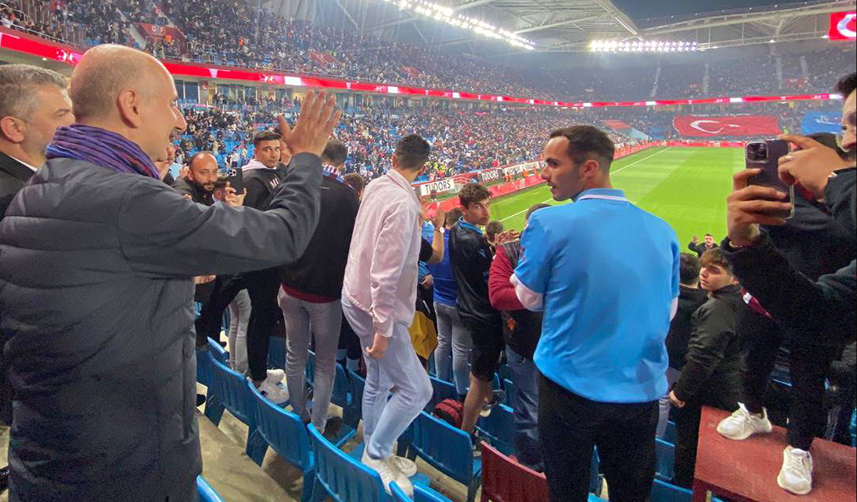 Bakan Karaismailoğlu Trabzonspor maçını kale arkasından izledi