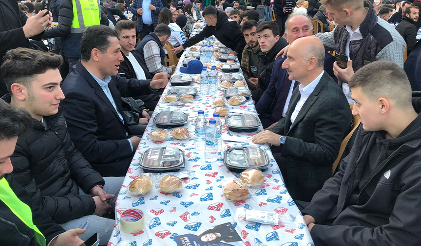 Bakan Karaismailoğlu Trabzon'da gençlerle buluştu: "Doğru zamanda doğru adamla devam edeceğiz"