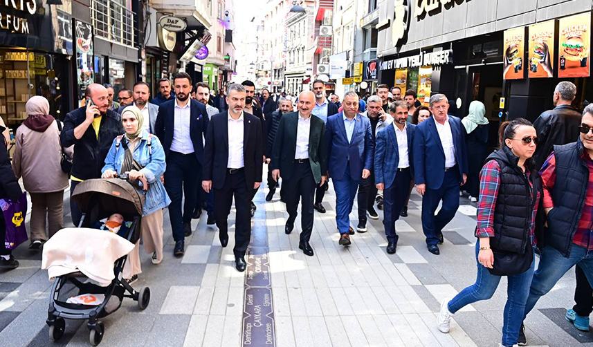 Bakan Karaismailoğlu Trabzon'da vatandaşlarla bir araya geldi