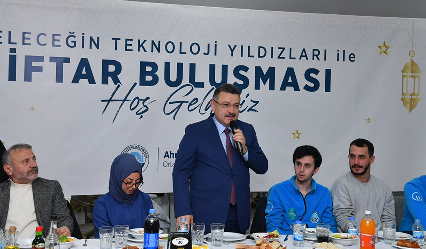 Başkan Genç, KTÜ'lü mucit öğrencilerle iftarda buluştu