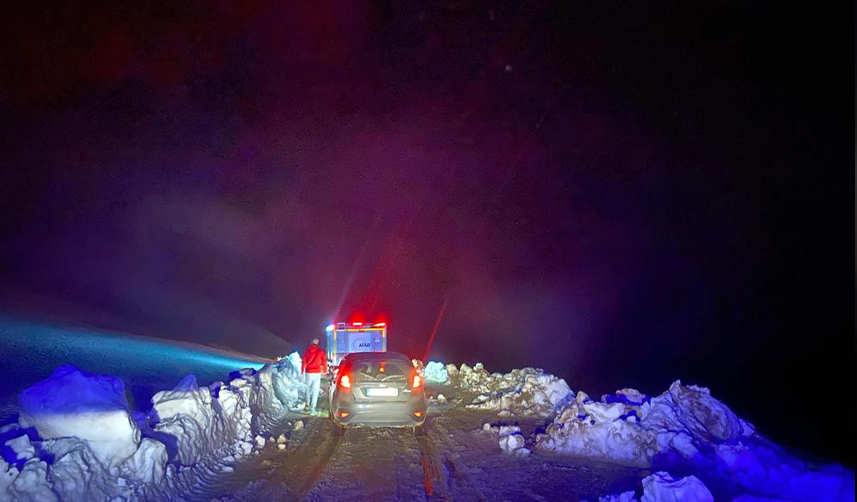 Bayburt'ta kar nedeniyle yolda mahsur kalan sürücü kurtarıldı