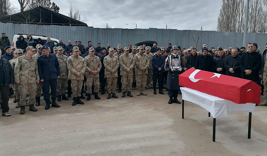 Bayburt'ta trafik kazasında hayatını kaybeden uzman çavuş ve ailesi törenle son yolculuğuna uğurlandı