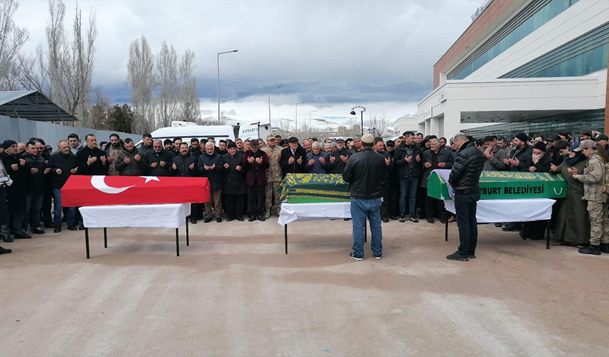 Bayburt'ta trafik kazasında hayatını kaybeden uzman çavuş ve ailesi törenle son yolculuğuna uğurlandı