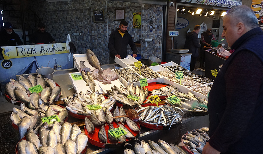 Denizlerde av yasağı başladı ama Trabzon'da tezgahlardaki hareketlilik sürüyor