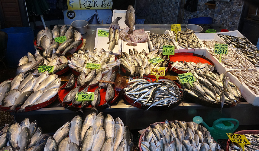 Denizlerde av yasağı başladı ama Trabzon'da tezgahlardaki hareketlilik sürüyor
