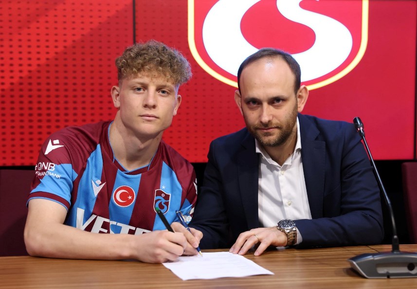 Genç futbolcu Muhammed Mustafa Pınarcı Trabzonspor'a imza attı