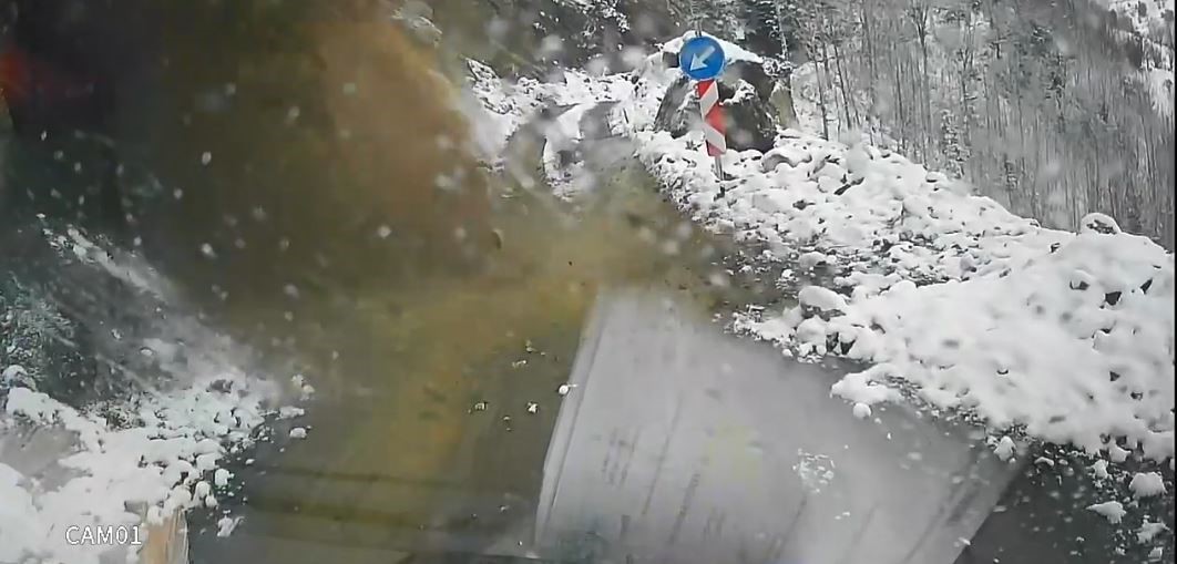 Artvin'de heyelan! Son anda kurtuldu