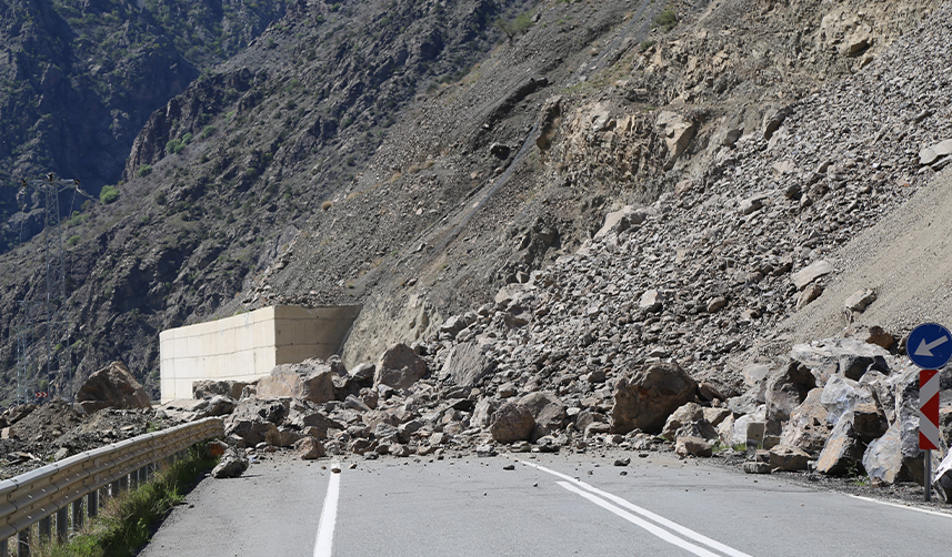 Artvin'de heyelan havadan görüntülendi