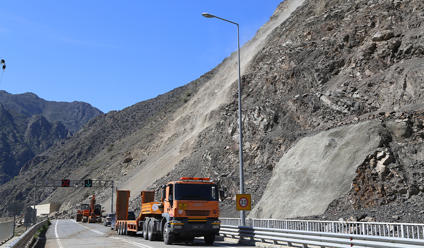 Artvin'de heyelan havadan görüntülendi