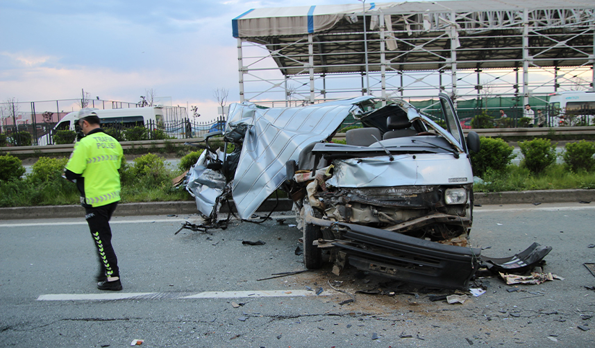 Rize'de hurdaya dönen aracın sahibi yaralandı