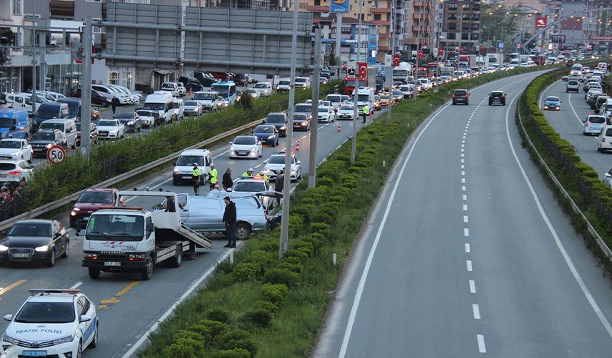 Rize'de hurdaya dönen aracın sahibi yaralandı