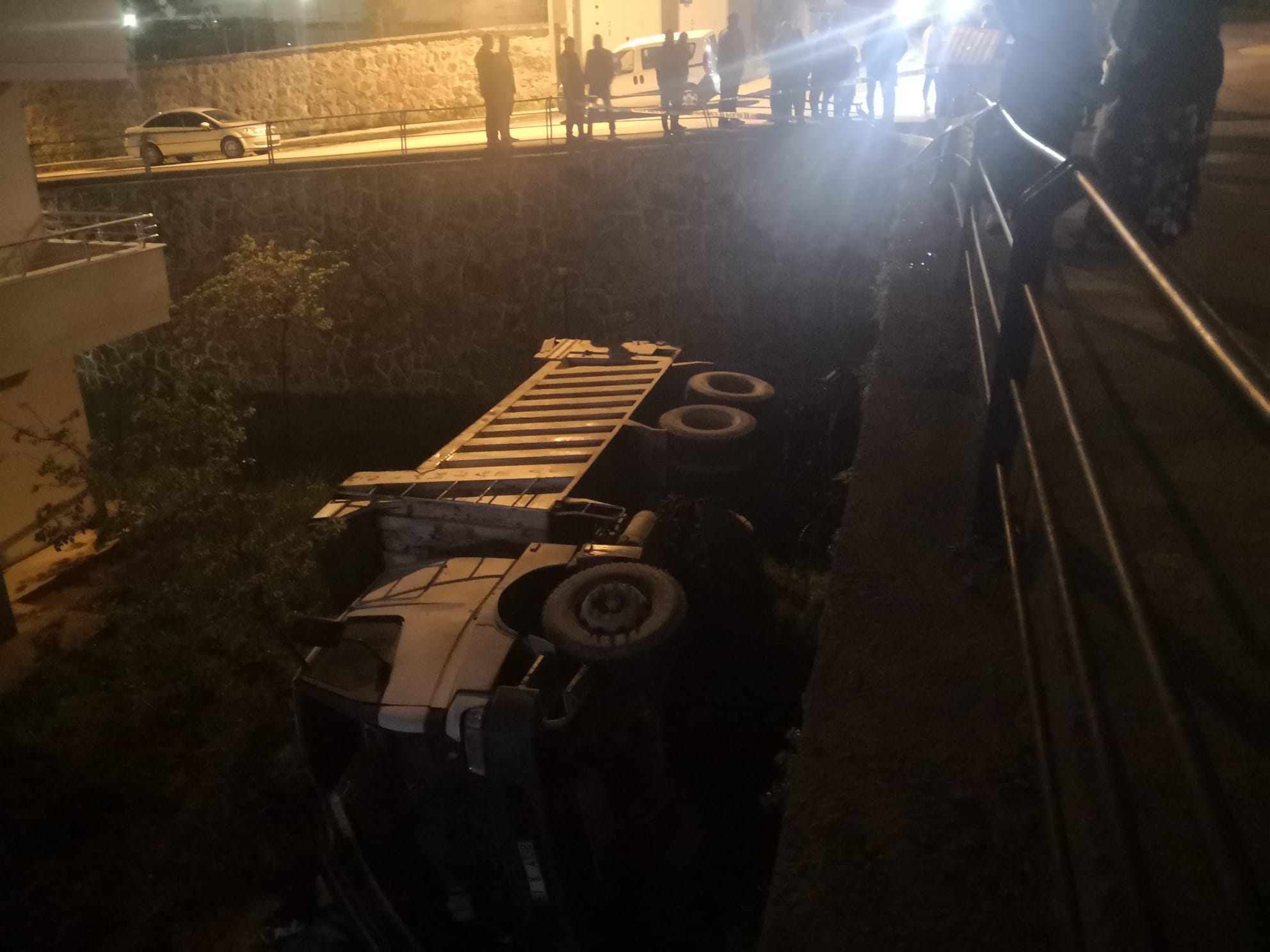 Trabzon'da faciadan dönüldü! Park halindeki kamyonet sitenin bahçesinde düştü