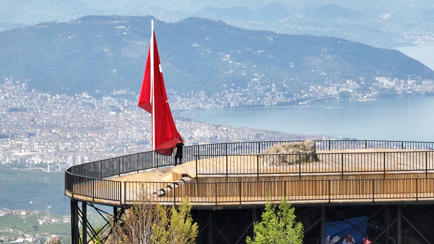 Türk bayrağı Yoroz’a yakıştı! Zirvesinden Ordu ve Giresun izlenebiliyor