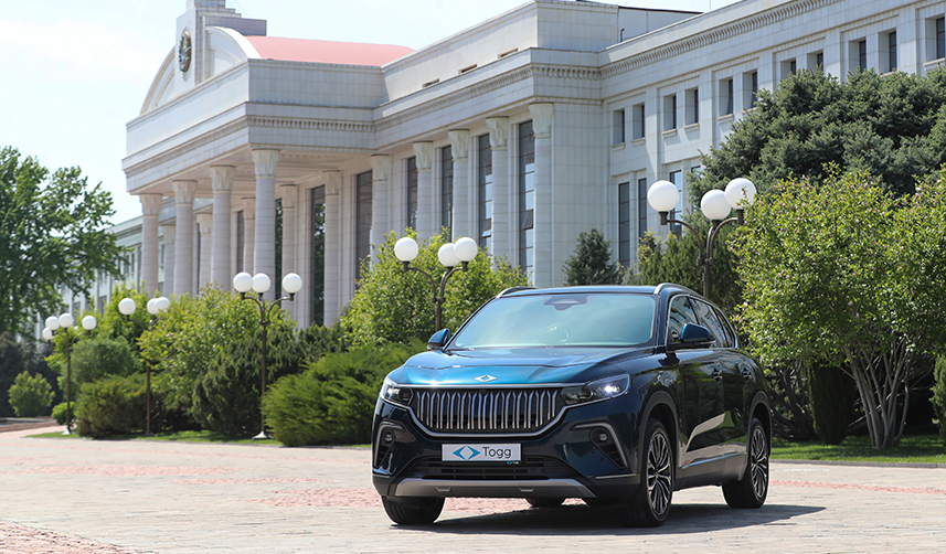 Özbekistan Cumhurbaşkanı TOGG'unu teslim aldı