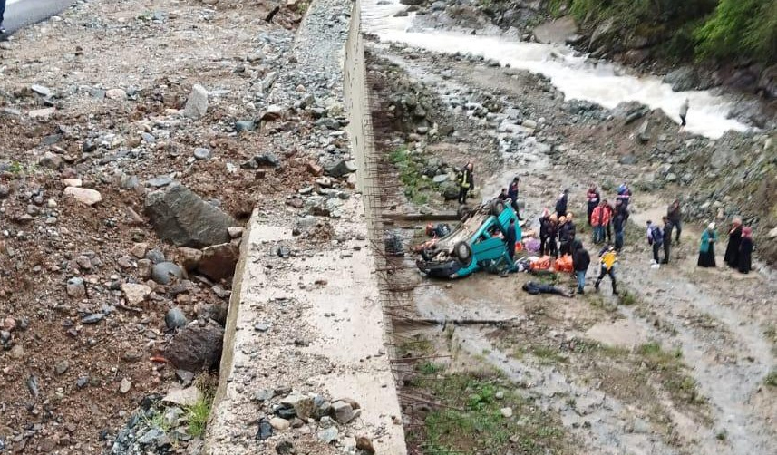 rize araç dereye uçtu1