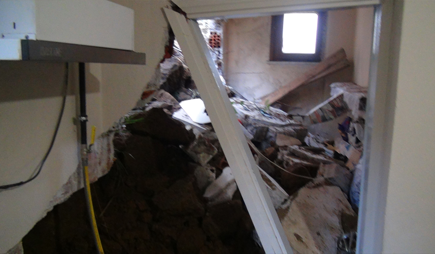 Rize'de heyelan! Toprak ve kayalar evin duvarını yıktı