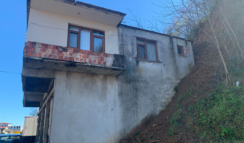Rize'de heyelan! Toprak ve kayalar evin duvarını yıktı