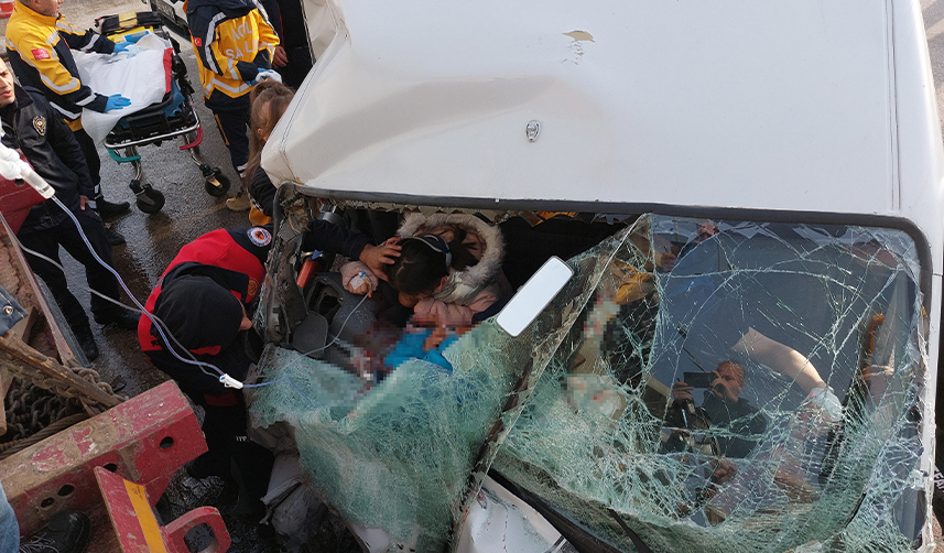 Samsun'da depremzede ailenin aracı tırla çarpıştı! 5 yaralı