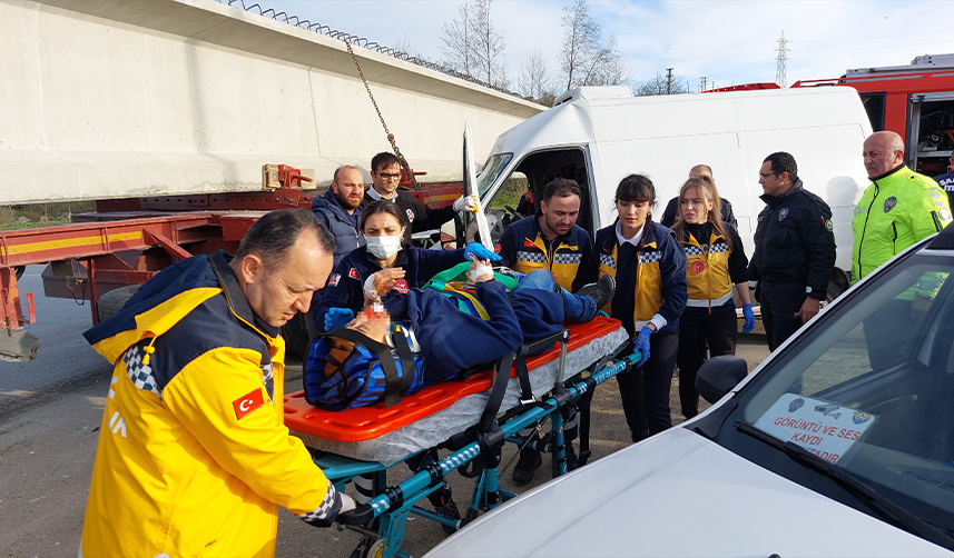 Samsun'da depremzede ailenin aracı tırla çarpıştı! 5 yaralı