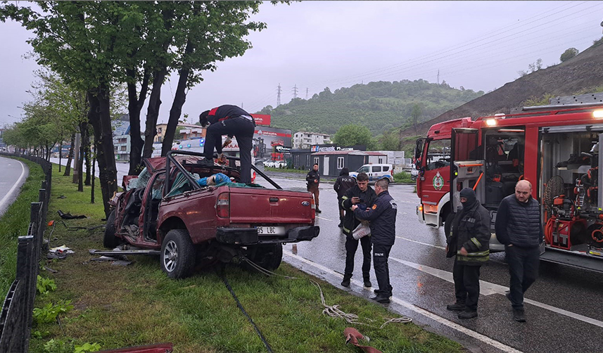 Samsun'da hurdaya dönen araçtan canlı çıktılar