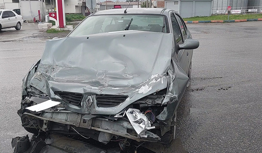 Samsun'da kamyonet ile otomobil birbirine girdi! 2'si çocuk 4 yaralı