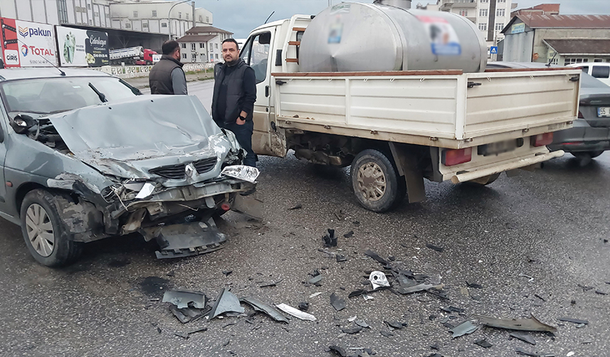 Samsun'da kamyonet ile otomobil birbirine girdi! 2'si çocuk 4 yaralı
