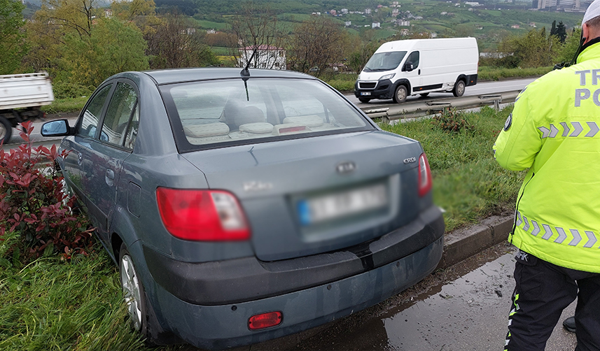 Yağmurdan kayganlaşan yolda kaza! Trabzon plakalı araçlar birbirine girdi