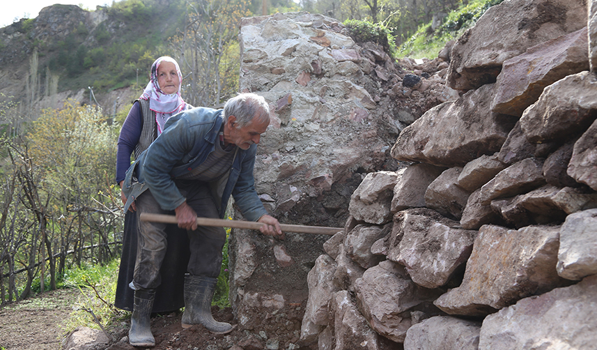 Artvinli duvar ustasının dik yamaçtaki 60 yıllık tarım öyküsü