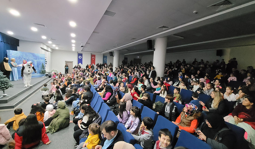 Trabzon'da çocuk tiyatrosuna yoğun ilgi! Salon dolu taştı