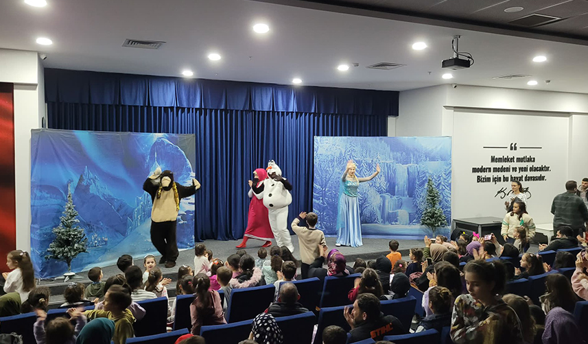 Trabzon'da çocuk tiyatrosuna yoğun ilgi! Salon dolu taştı