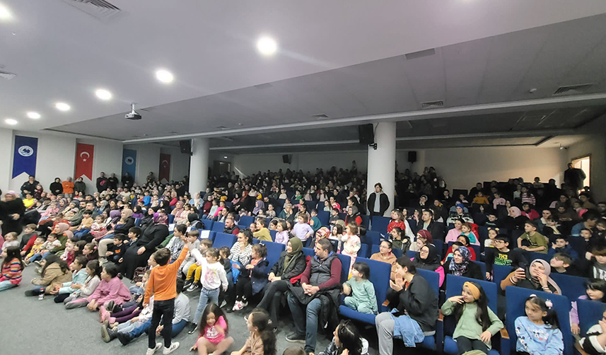 Trabzon'da çocuk tiyatrosuna yoğun ilgi! Salon dolu taştı