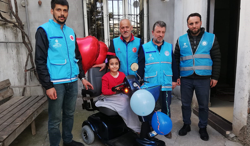 Trabzon'dan depremzede Buğlem'e akülü araç sürprizi