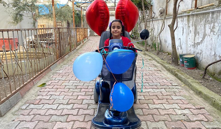 Trabzon'dan depremzede Buğlem'e akülü araç sürprizi