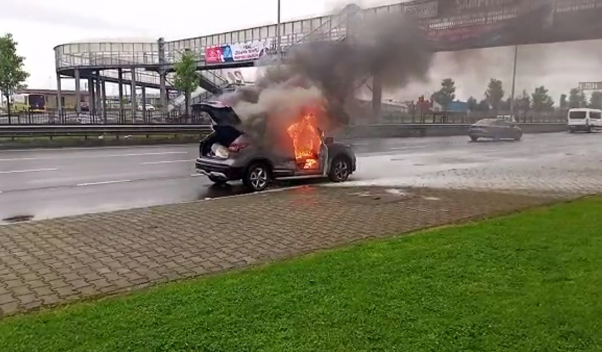 Trabzon'da lüks cip bir anda alev aldı! Sürücü şans eseri kurtuldu